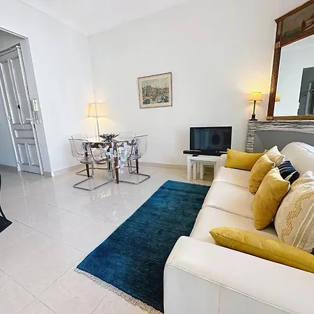 2 Bedroom Forville 8 Mins To The Palais 328 By Interhome Appartamento